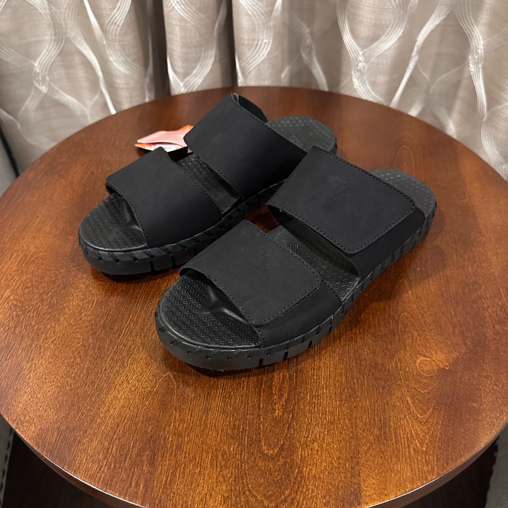 MUK LUKS Woman’s Flexi Sandals w/ Soft Cushion- Size: 7